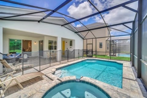 - Screened pool with private spa for family stays
- Safe fenced swim area ideal for kids and groups
- Sunny patio seating for relaxing Florida afternoons