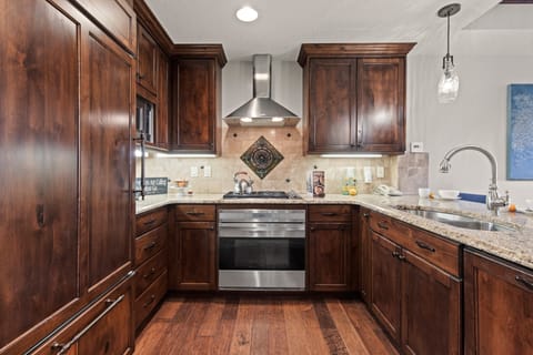 Full Equipped Kitchen and Gas Range