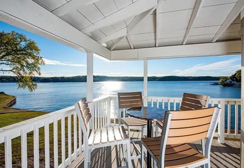 Dine alfresco with sparkling lake views and fresh breezes.