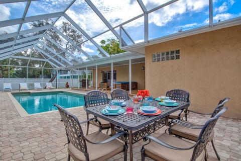 The perfect setting for a familial dinner, seating 6 people