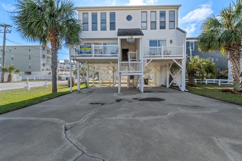 Ocean Pearl is located very close to the ocean in Cherry Grove Beach.