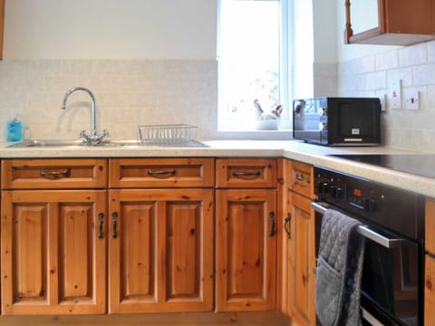Kitchen | Rose Cottage - Cox’s Cottages, Cromer
