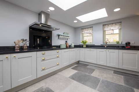 Ground floor: Well-equipped kitchen