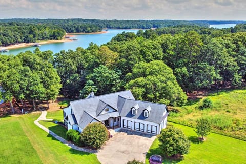 Hartwell Vacation Rental | 7BR | 4.5BA | 6,000 Sq Ft | Stairs Required