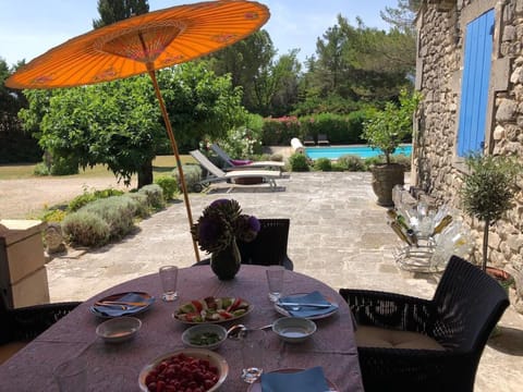 Holiday rental SAINT-RÉMY-DE-PROVENCE Alpilles, comfortable farmhouse for rent big terrace for 9 people. Online reservation with Plaisirs & Maisons de Provence
