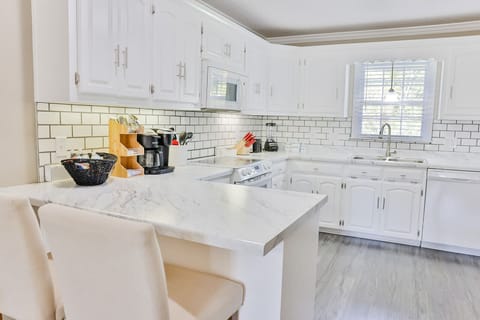 Nice updated kitchen with smooth top stove and new countertops