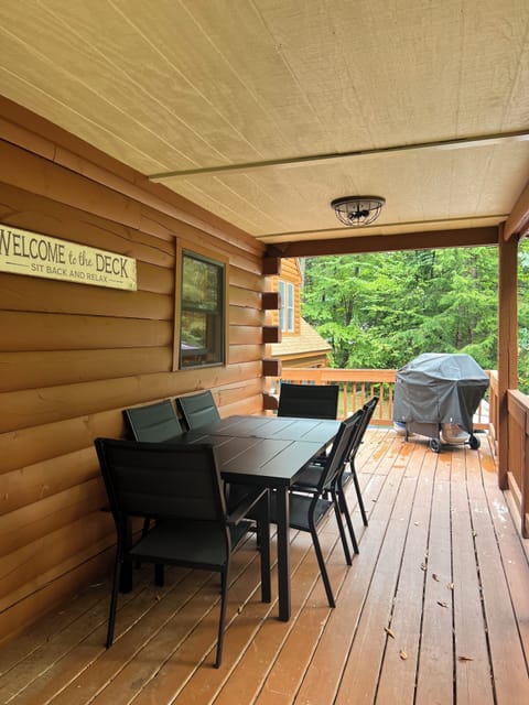 Outdoor dining area w BBQ