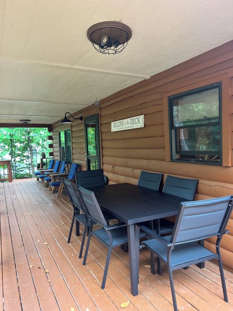 Outdoor dining area on deck