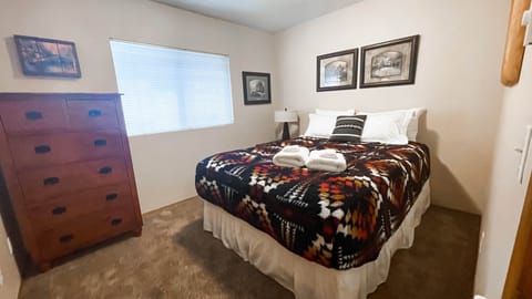 Bedroom 2 (Queen)