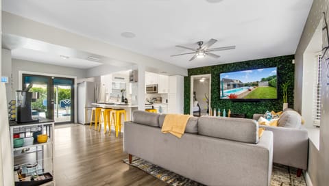 Relax in this comfy living area / Relájese en esta cómoda sala de estar