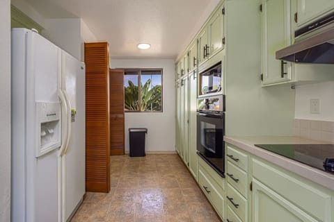 Another angle of the kitchen.