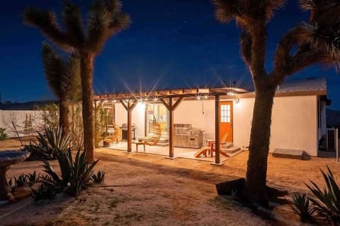 Explore Joshua Tree during day, enjoy & relax in our beautiful patio at night
