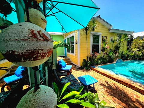 Paradise poolside, take a Siesta in the Sunshine 😉🌞🩳🩱🌴