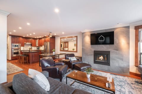 Living area: Queen pull-out