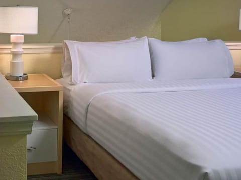 Unit with Queen bed.  Exact unit will be assigned upon arrival. Views, colors, and decor may vary