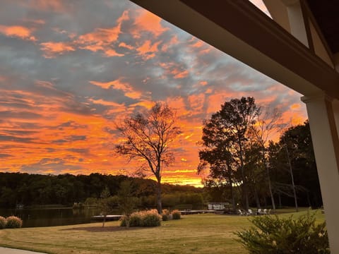 Newer construction, professionally decorated on the water. House in Lake Oconee