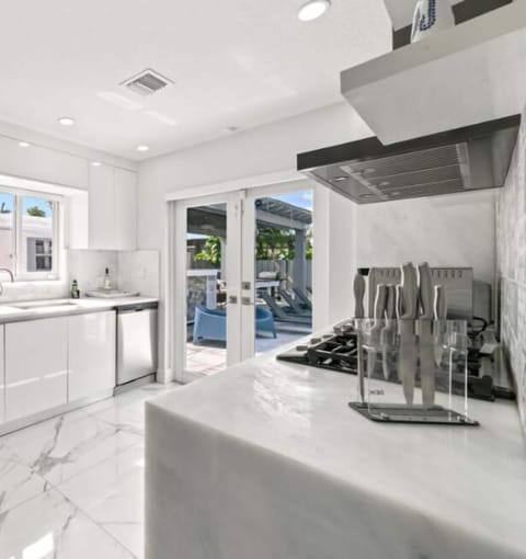 Explore the trendsetting elegance of our kitchen and dining space.