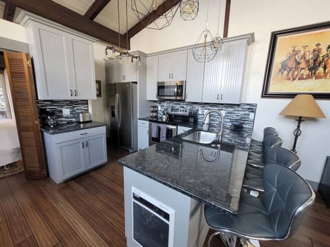 Kitchen bar top with 5 stools
