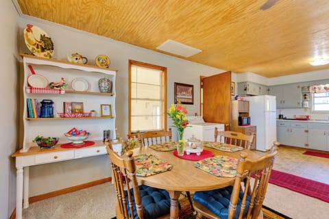 Dining Area | Dishware & Flatware Provided
