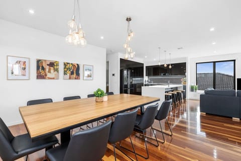 ✨ Bright and spacious dining area, perfect for shared meals and gatherings
