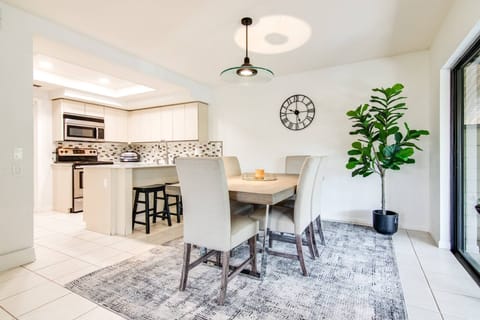 Dining table with seating for 6 and bar with seating for 3!