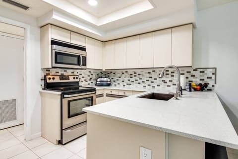 Renovated kitchen with updated backsplash & quartz countertops!