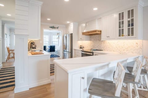 Level 2-Kitchen with Granite Counters