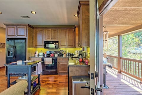 Kitchen area with deck access