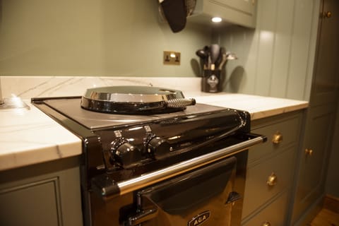 Ground floor: Kitchen featuring single Aga