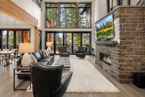 Pura Vida: - Spacious great room with soaring 30' ceilings.