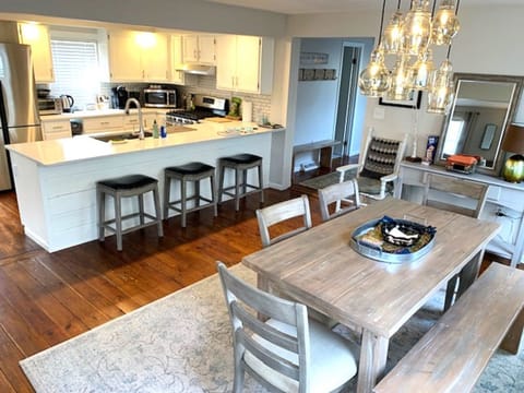 Dining Room & Kitchen Area. Kitchen Counter seats 3