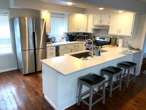 Kitchen Area. Kitchen Counter seats 3