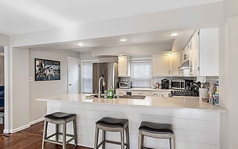 Kitchen Counter seats 3