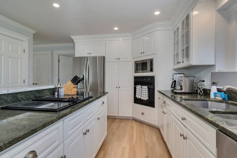 Fully equipped kitchen & stainless steel appliances