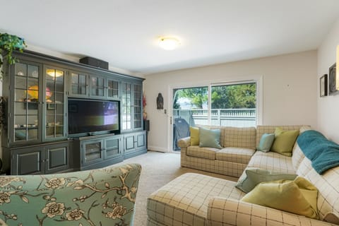 Large cozy family room off main dining area and kitchen