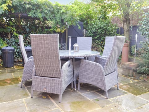 Outdoor area | Primrose Cottage - Cox&rsquo;s Cottages, Cromer