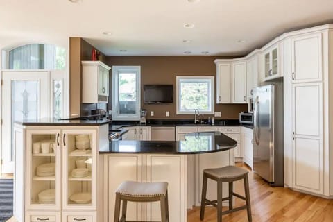 Kitchen breakfast bar.