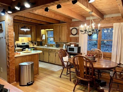 Hounds Retreat Kitchen and Dinning room table