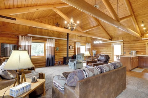 Hill City Vacation Rental | 4BR | 3BA | Access Ramp | 2,700 Sq Ft