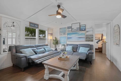 Lake Dallas Vacation Rental | 2BR | 2BA | 850 Sq Ft | 5 Stairs to Enter