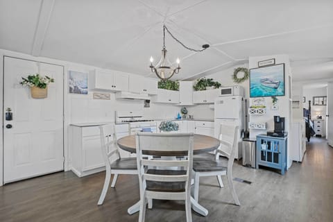 Kitchen | Pots & Pans | Cooking Utensils | Blender | Dishware & Flatware