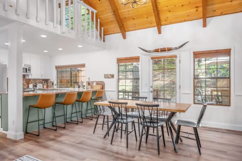 Dining area with 10 seats