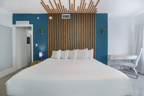 King bed. Exact unit will be assigned upon arrival. Views, colors and decor may vary.