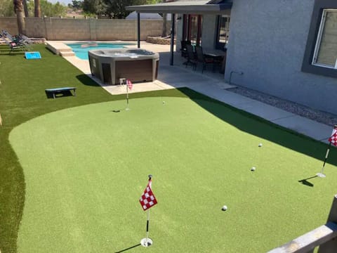 Private 3 hole putting green!
