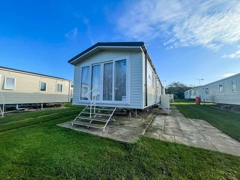 This 8 berth caravan holiday home at Manor Park Holiday Park in Hunstanton, Norfolk is perfect for family holidays and relaxing getaways.