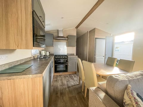 The kitchen area offers all the convenience of home, allowing you to enjoy a quick breakfast before heading over for a beach day in Hunstanton, or cook a hearty dinner after a day of adventure.