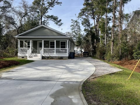 Large driveway for multiple vehicles and/or boats
