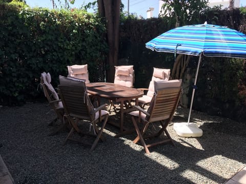 Garden with Table and 6 Chairs.