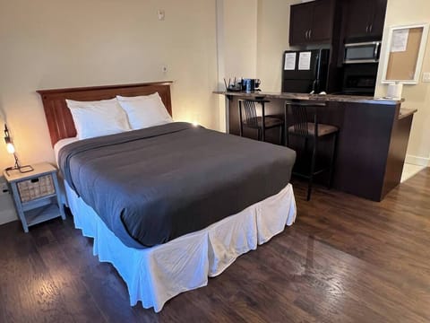 Cozy Studio With Queen Bed