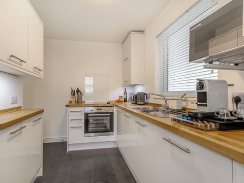 Kitchen | Copper&rsquo;s Rest - Bluelight Apartments, Saltburn-by-the-Sea